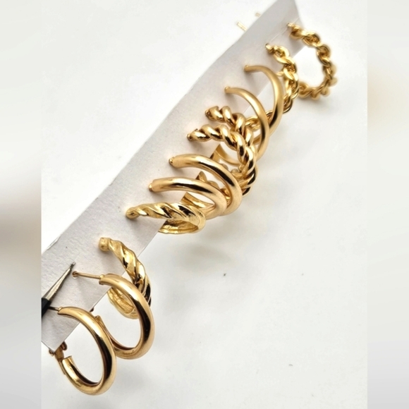 🟢3/$19🟢 Lot of 6 Pairs New Old Stock Gold Tone Hoop Earrings - Picture 2 of 3